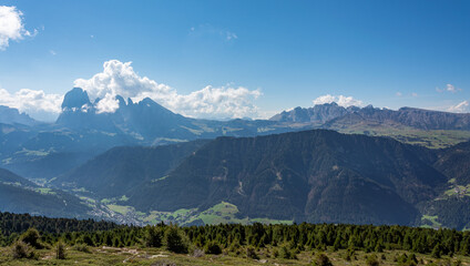 Blick von der Rasch&ouml;tz auf die Seiser Alm und die Langkofel Gruppe