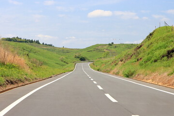 初夏の草原の道路