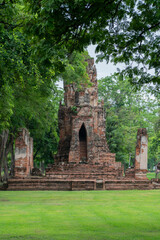 Fototapeta na wymiar Sacred ruins in Ayutthaya