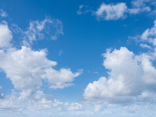 Naklejka na ściany i meble un ciel bleu avec des nuages blanc