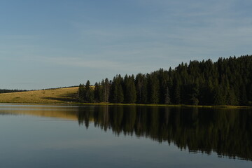 Fototapeta na wymiar le lac de servières en auvergne en france 