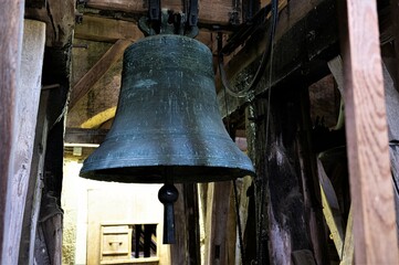 Ein Zeugnis früherer Handwerkskunst des Glockengießens - Eine der historischen Glocken  von der...