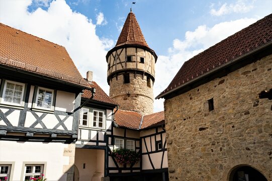 Detailansicht und einer der vier Wehrt&uuml;rme der gro&szlig;en mittelalterlichen Kirchenburg von Ostheim vor der Rh&ouml;n