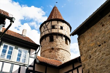 Blick auf einen  der vier Wehrtürme der großen mittelalterlichen Kirchenburg von Ostheim vor der...