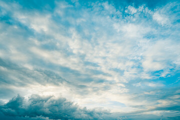Obraz premium Scenic cloudy blue sky. Sunlight in high, large dramatic cloudscape moody background, sky before storm, copy space