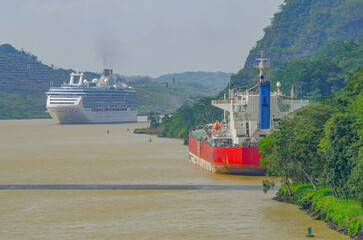 Princess Kreuzfahrtschiff Coral fahren durch Gatunsee im Panama Kanal - Luxury Princess cruiseship...