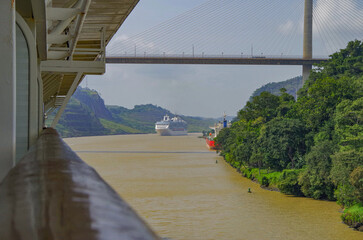 Princess Kreuzfahrtschiff Coral fahren durch Gatunsee im Panama Kanal - Luxury Princess cruiseship cruise ship liner Coral and tanker, cargo and container ships in Gatun Lake River in Panama Canal