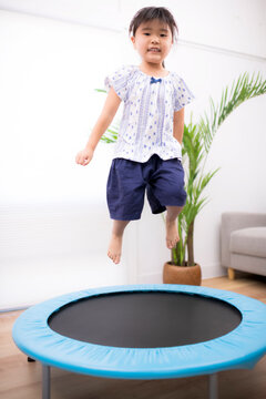 トランポリンでジャンプして遊ぶ5歳の女の子
