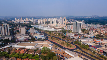 Fototapeta na wymiar Imagem aérea em Ribeirão Preto com Shopping.