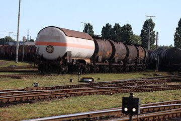 Cysterny kolejowe przygotowane do transportu paliwa do rafinerii.  - obrazy, fototapety, plakaty