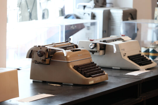 Stara maszyna do pisania listów na wystawie. 