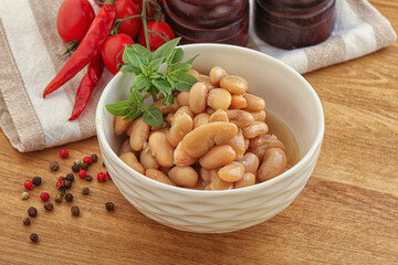 Whinte canned kidney beans in the bowl