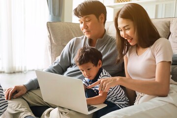 Fototapeta na wymiar parent and child using laptop