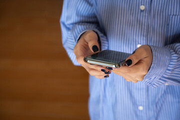 携帯を操作する女性