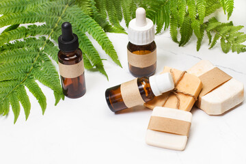 Productos de cosmética natural jabones y goteros de vidrio ámbar con aceites esencial decorado...