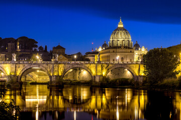 Fototapeta na wymiar Petersdom in der blauen Stunde mit Tiber St. Peter's Basilica during the blue hour with the tiber river