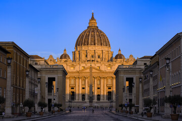 Fototapeta na wymiar Petersdom am Morgen im Sonnenlicht St. Peter's Basilica in the morning light