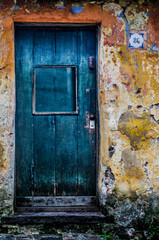 puerta azul con paredes de colores