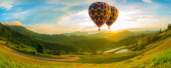 Foto op Canvas berglandschap en ballonnen, ballon en berg, heteluchtballonnen met landschap berg, kleurrijke heteluchtballon, heteluchtballonnen vliegen bij zonsondergang, Cappadocië, Turkije. © banjongseal324