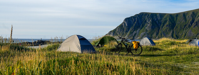Zelten und Camping am Strand auf den Lofoten - obrazy, fototapety, plakaty
