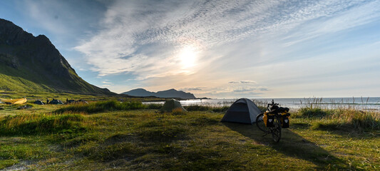 Zelten und Camping am Strand auf den Lofoten - obrazy, fototapety, plakaty