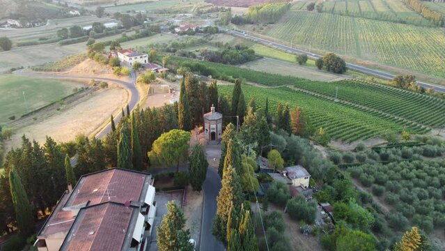 Volo aereo su paese di campagna 