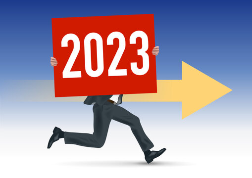 Pour présenter la future stratégie d’une entreprise, un homme d’affaires court en portant une pancarte blanche sur laquelle est écrit 2023.