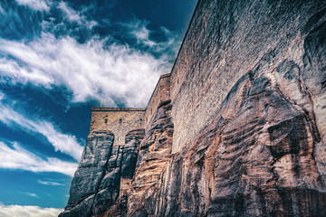 Die Festung Königstein ist eine der größten Bergfestungen in Europa und liegt auf dem gleichnamigen Tafelberg. Landschaften in Bad Schandau in der Sächsischen Schweiz, zwischen Felsen und Sandsteinen. - obrazy, fototapety, plakaty