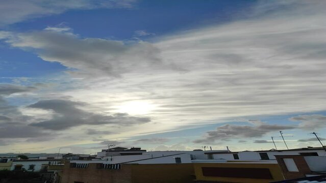 Nubes de tormenta de oto&ntilde;o en timelapse. Video vertical.
