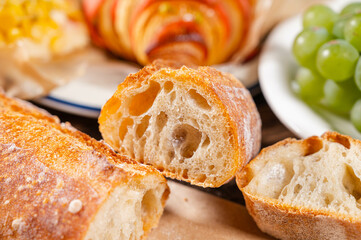 ランチ時の食卓　バゲット