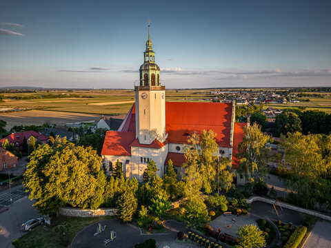 kościół z czerwoną dachówką w Chrząszczycach (Polska, województwo opolskie)