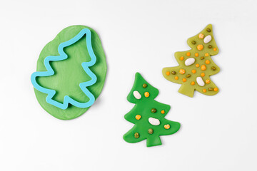 Christmas trees from play dough decorated from dried beans. Holiday Art Activity for Kids. Fine motor skills. Sensory play for toddlers.