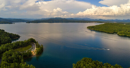 Obraz premium beautiful scenic views at lake jocassee south carolina