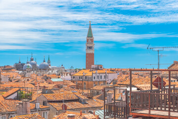 Fototapeta premium Les toits de Venise vu depuis la terrasse de Fondaco dei Tedeschi.