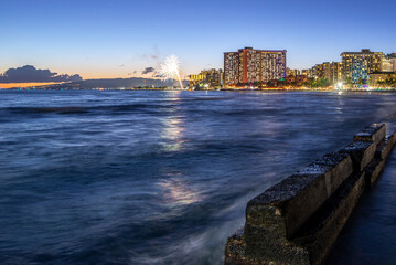 Fototapeta premium sunset at waikiki beach area in oahu hawaii