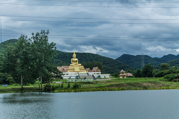 Luang Por Sothon buda de oro frente al lago en hua hin tailandia