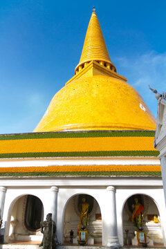 gran pagoda doradada en nakon pathon