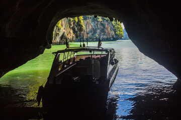 Barco varadoen una cueva en phuket