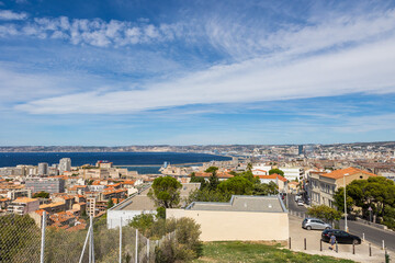 Vue sur le Port de Marseille et la Cathédrale La Major depuis la Basilique Notre-Dame de la Garde