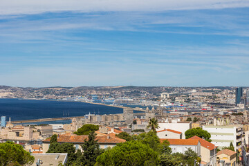 Fototapeta na wymiar Vue sur le Port de Marseille et la Cathédrale La Major depuis la Basilique Notre-Dame de la Garde