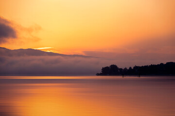 Fototapeta na wymiar Krajobraz wodny. Wschód słońca nad jeziorem