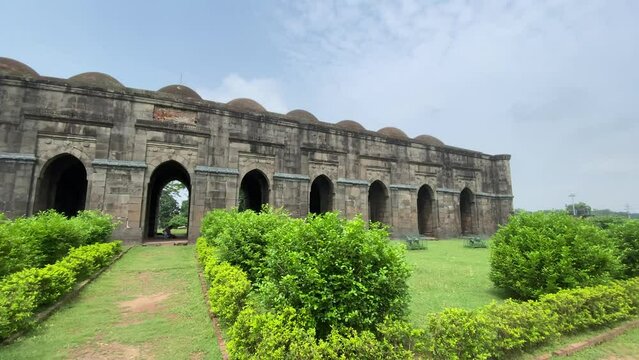 The 12 gate mosque known as the Baro Shona Masjid is situated in Gour, West Bengal, India. Near the India-Bangladesh border, the mosque and its ruins can be found.