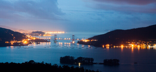 Fototapeta na wymiar Vistas de la ría de Vigo de noche, puente de Rande, Vigo, Pontevedra, Galicia
