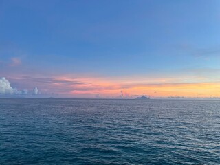 Obraz premium Sunset by the ocean