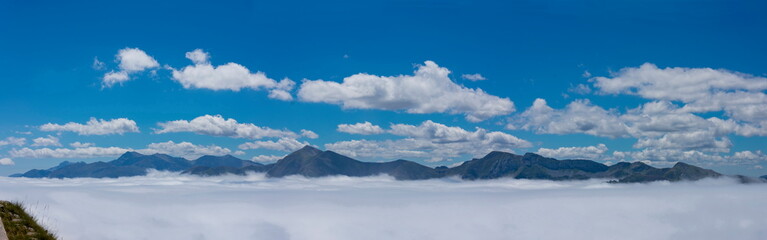 Fototapeta na wymiar Mar de nubes en FuenteDe