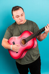 Obraz premium man playing pink guitar