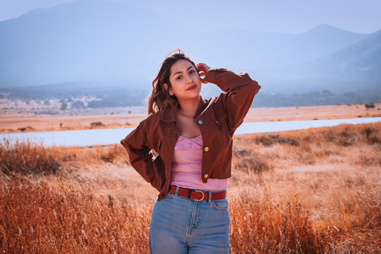 Mujer joven posando en el semidesierto mexicano con monta&ntilde;as de fondo.