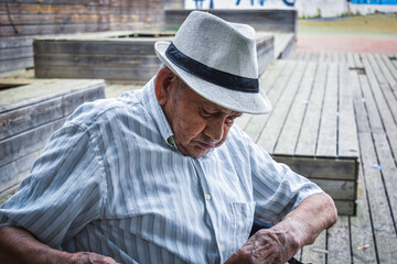 Abuelo anciano expresivo al aire libre con su sombrero