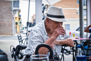 Abuelo anciano expresivo al aire libre con su sombrero - obrazy, fototapety, plakaty