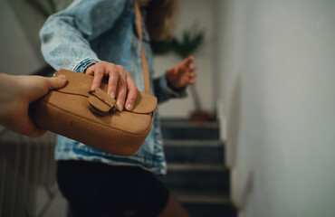 Thief snatches a bag from a woman near her apartment.